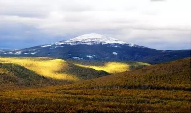 呼伦贝尔巍峨陡峻奥克里堆山