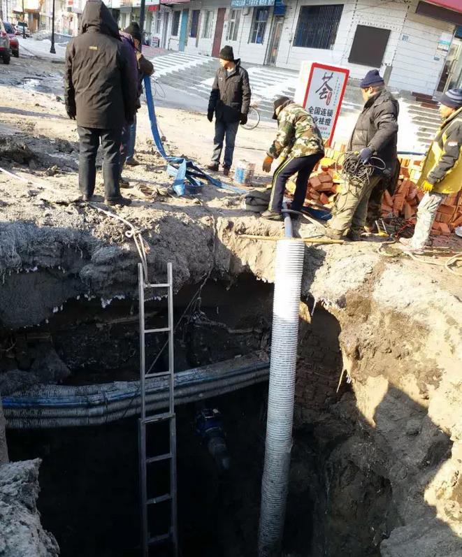 阿荣路与新春街路口自来水水管抢修工作
