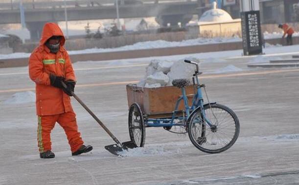 辛苦了！呼伦贝尔雪窖冰天下清理积雪的清洁工们