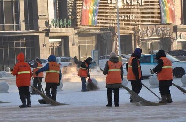 呼伦贝尔雪窖冰天下清理积雪的清洁工们