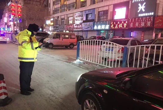 节假日期间的交警叔叔全警上岗保平安