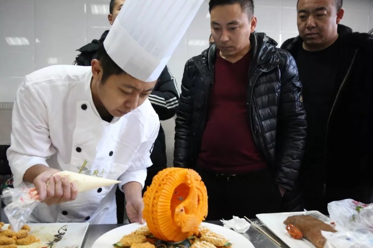 呼伦贝尔达斡尔冰钓节美食烹饪大赛开赛
