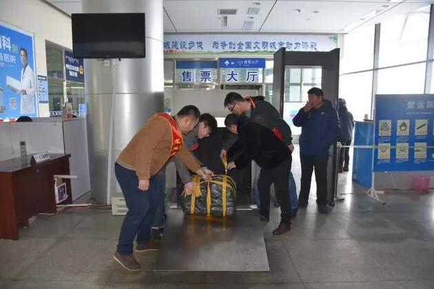 海拉尔区交通运输局“奉献起程·温暖回家”志愿服务活动