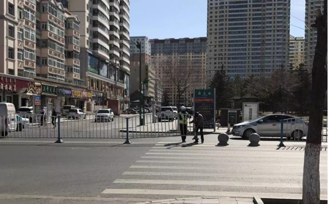 热心大爷帮女交警的暖心一幕