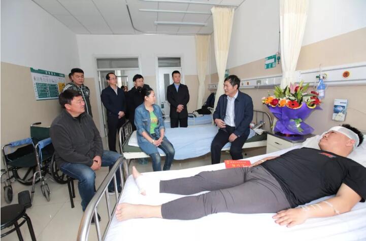 海拉尔民警在草原康城小区执行任务受伤