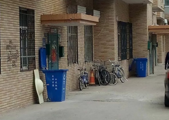 海拉尔某小区垃圾箱不翼而飞 到底是何人所为？