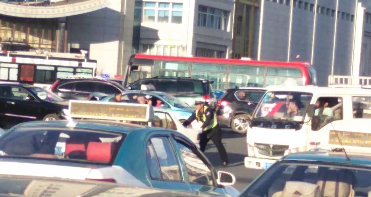 海拉尔交警带起的一阵正能量暖风