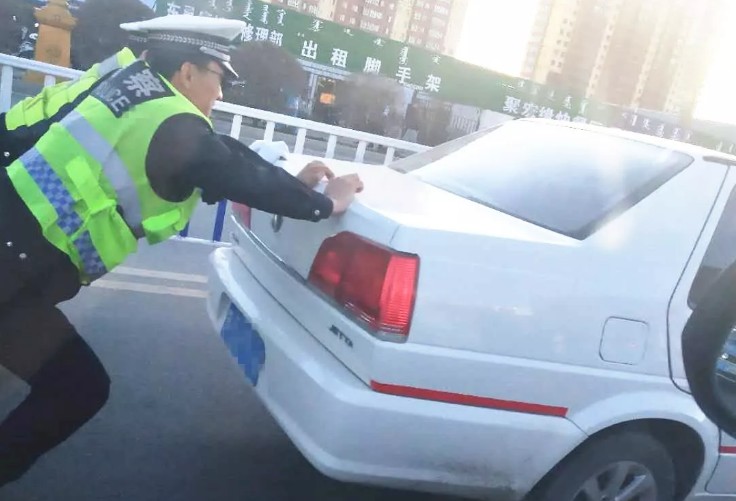 海拉尔交警带起的一阵正能量暖风