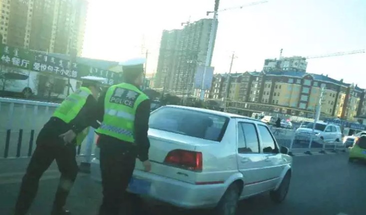 海拉尔交警带起的一阵正能量暖风