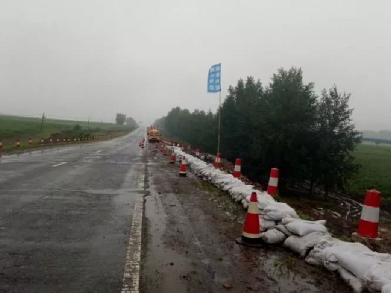 呼伦贝尔阿荣旗境内连续降雨导致G301线公路多处水毁图片