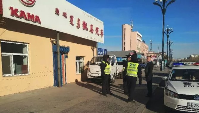 海拉尔交警大队清理建设大街违规占道二手车