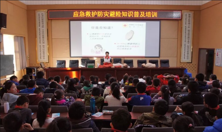 海拉尔区红十字会走进呼伦小学普及应急救护知识