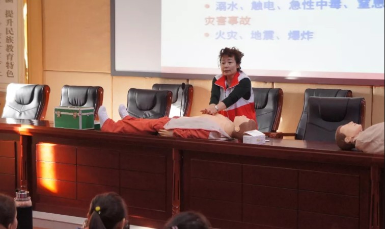红十字会走进呼伦小学普及应急救护知识