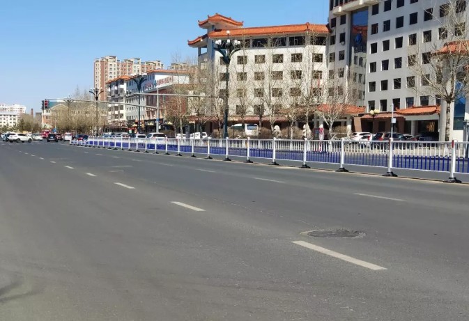 海拉尔河东加格达奇路安装千米护栏