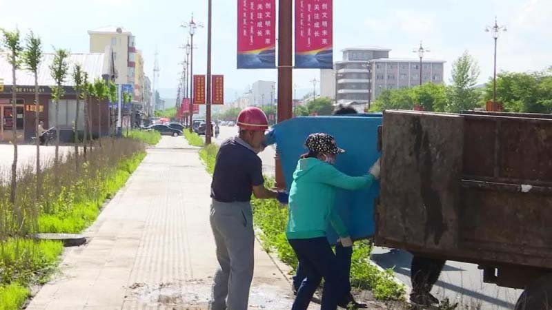 根河市清除中央路垃圾箱 确保市容整洁情况