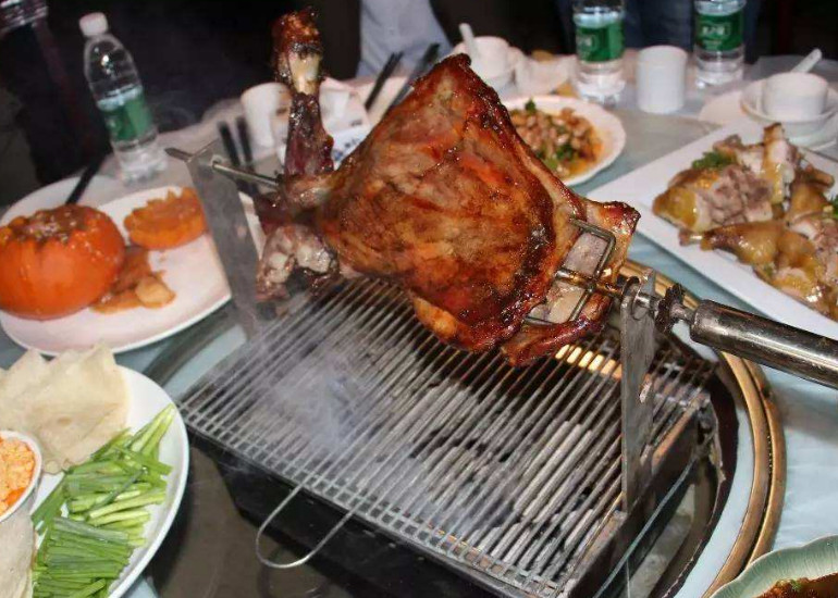 呼伦贝尔旅游两个人饮食多少钱？