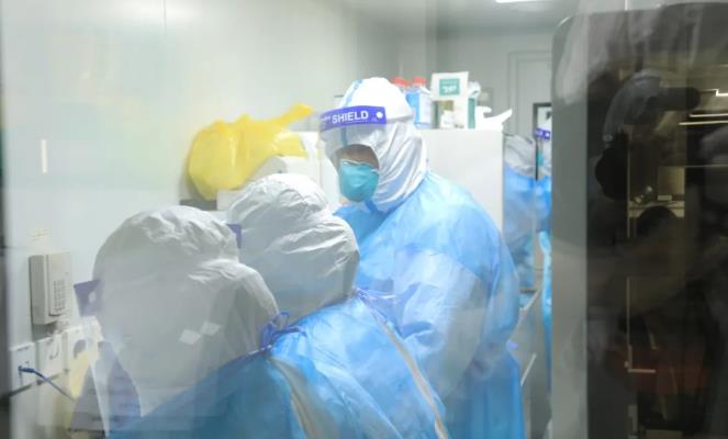 赤峰市派出医疗队支援呼伦贝尔市核酸检测工作