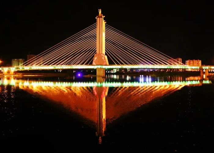 呼伦贝尔海拉尔地方特色哈萨尔大桥夜景